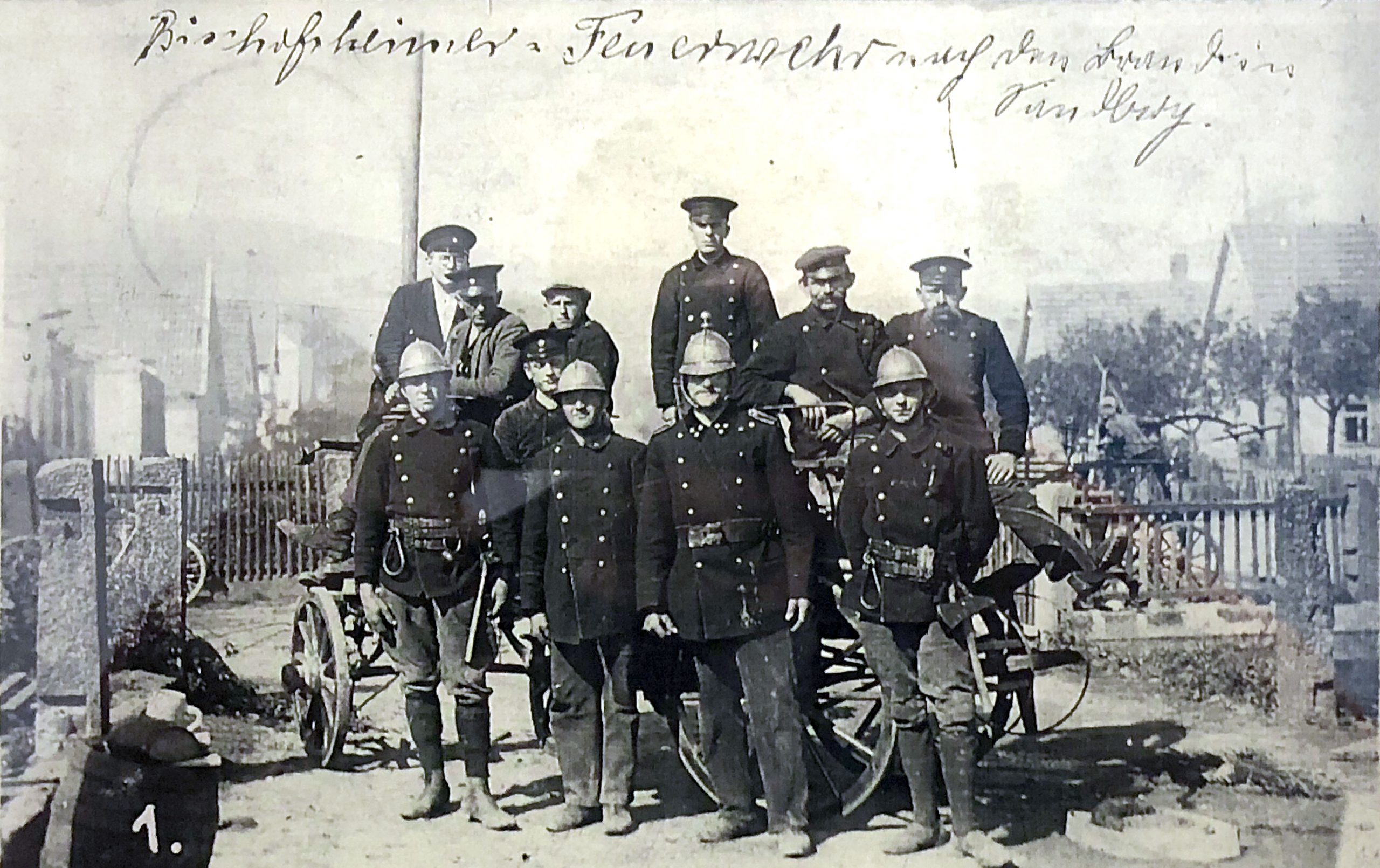 Auf ewig ein Teil der Bischofsheimer Feuerwehr-Chronik: Die Mannschaft nach dem Brand in Sandberg 1928.